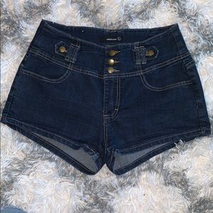 Mindcode women’s stretchy denim jean blue shorts.